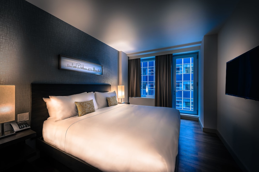 ROOM, KING BED, CORNER, ACCESSIBLE