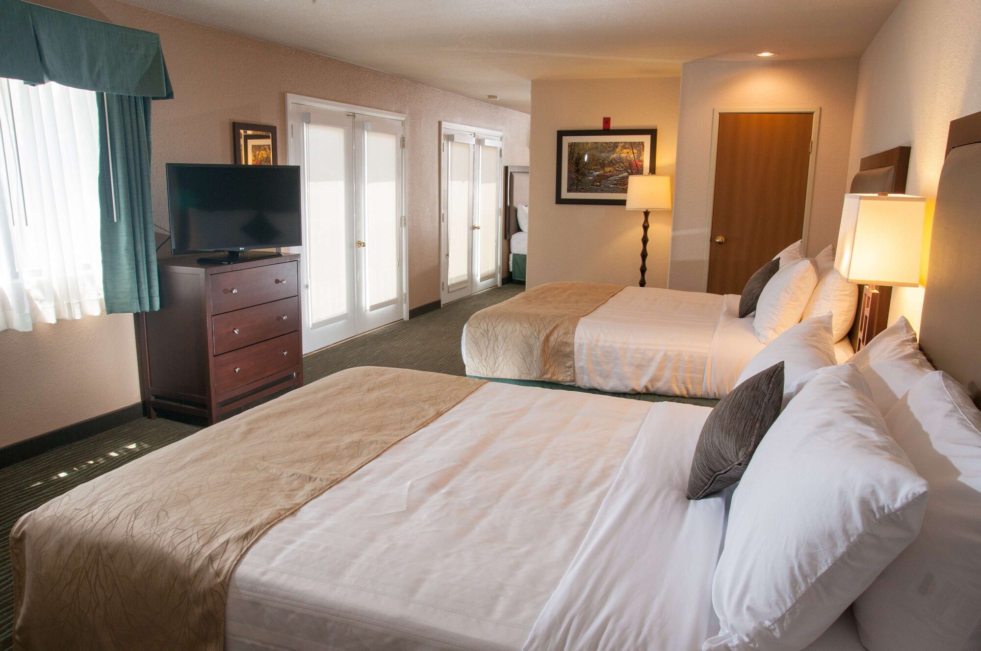 Suite, 5 Queen Beds, Sofa