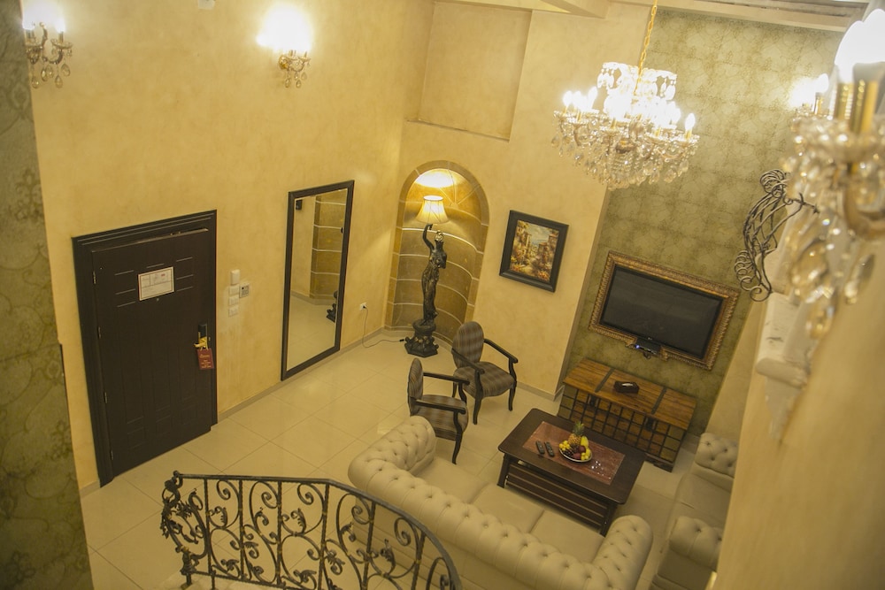 QUEENS SUITE HOTEL 6/61
