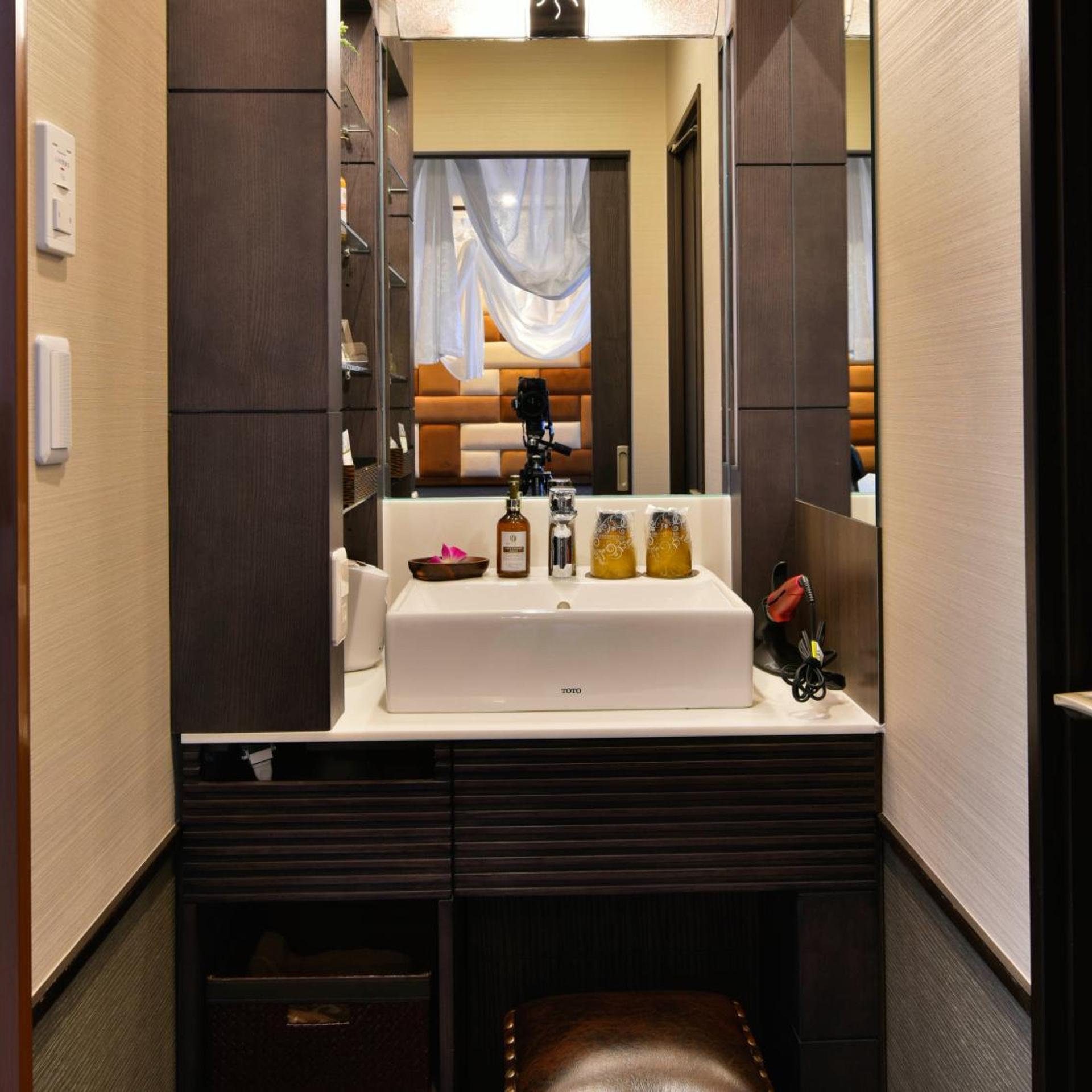 ROOM, TWIN BEDS