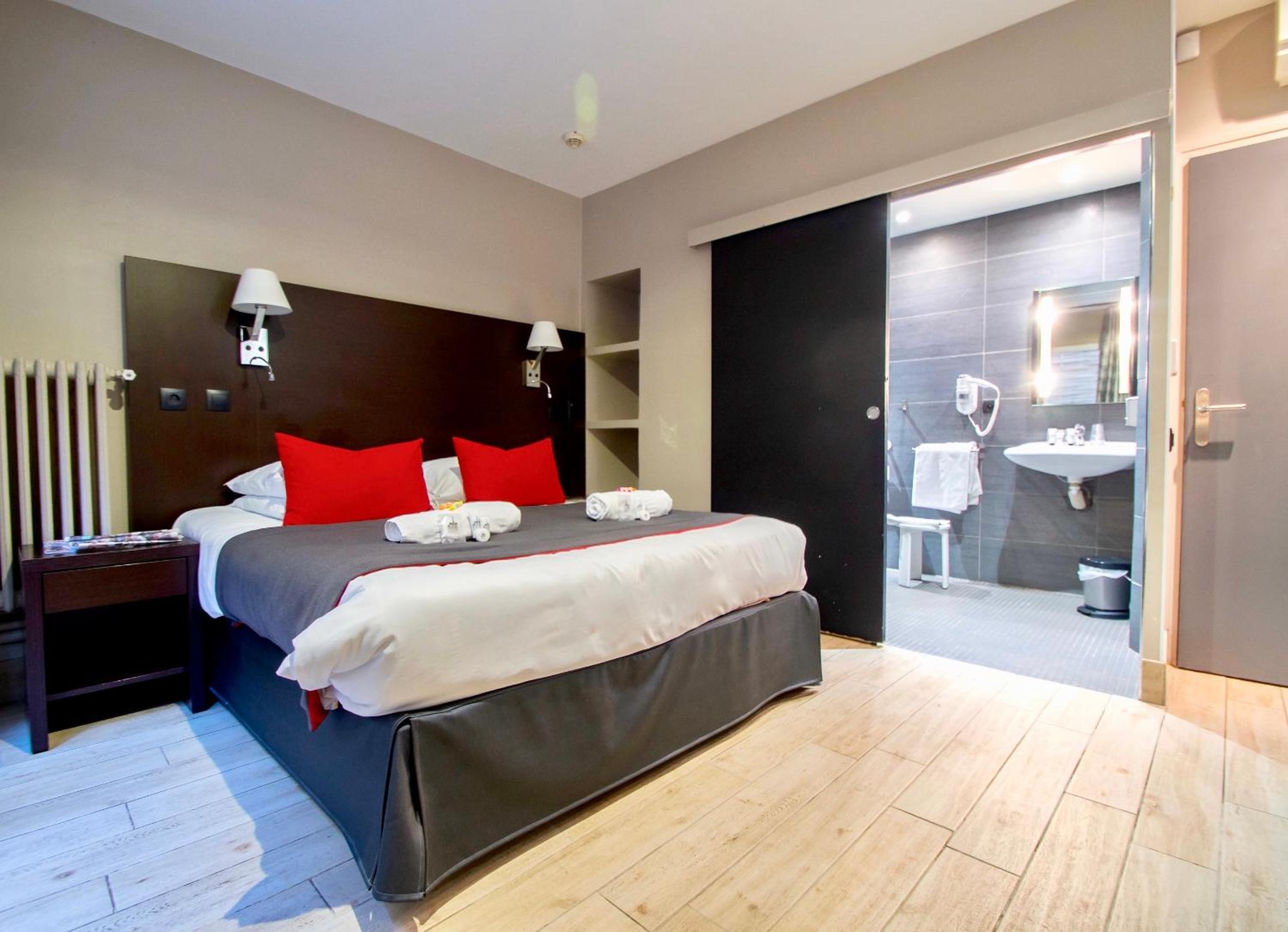 ROOM, SINGLE