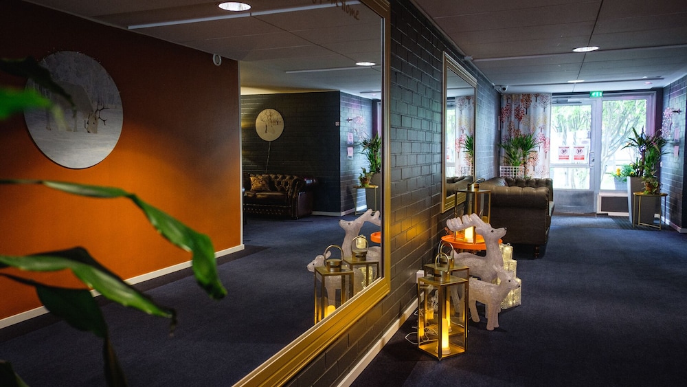 Golden Circle Suites 39/49
