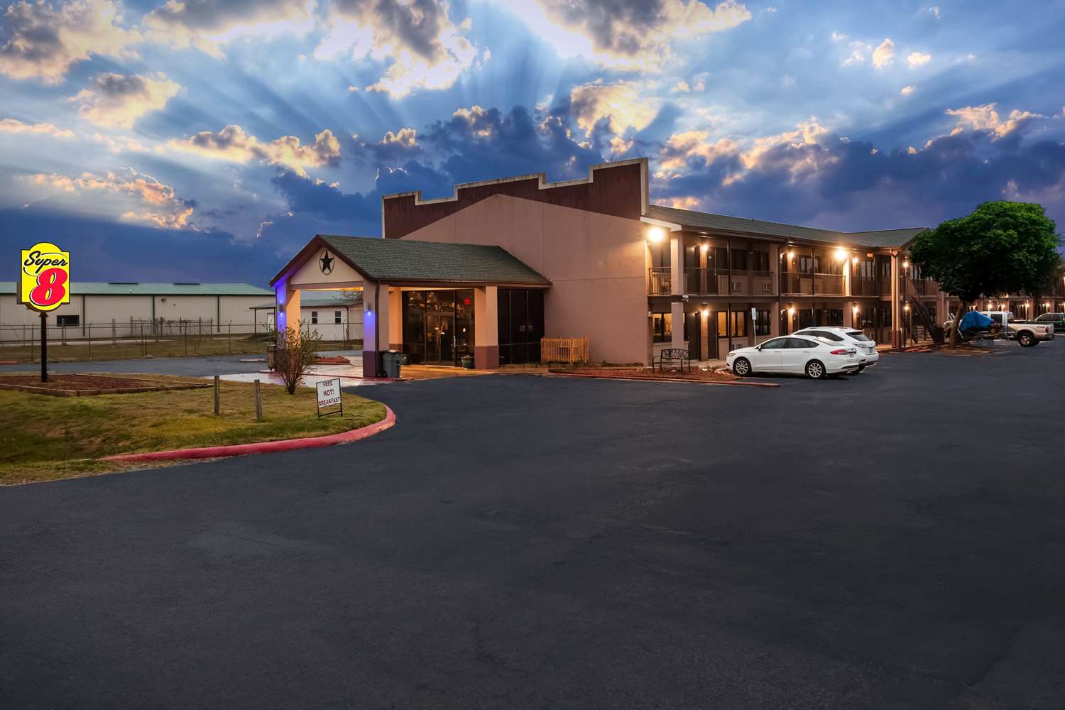 Super 8 by Wyndham Giddings 18/21