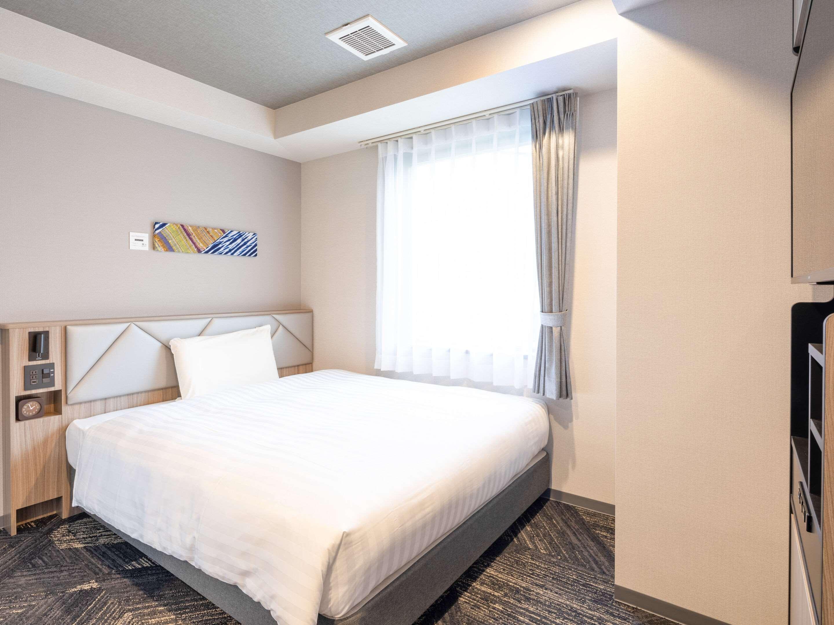 ROOM, QUEEN BED