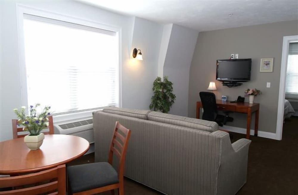 Crescent Suites Hotel 40/57