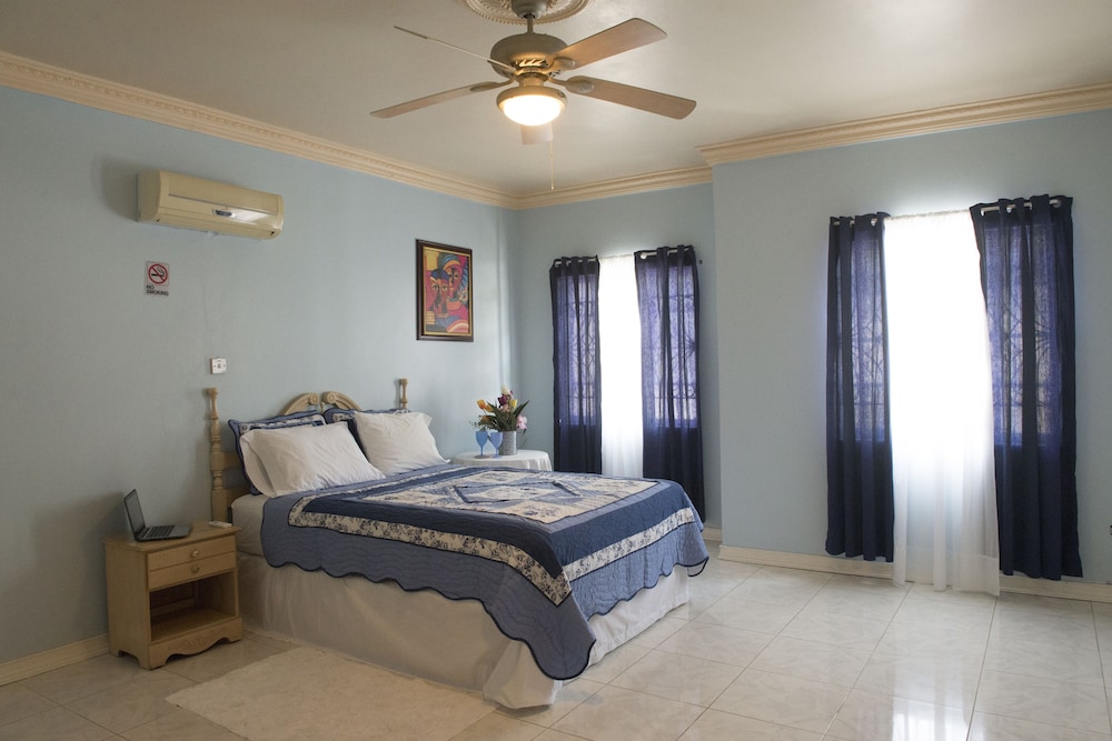 Celebrity Villa Jamaica 18/50