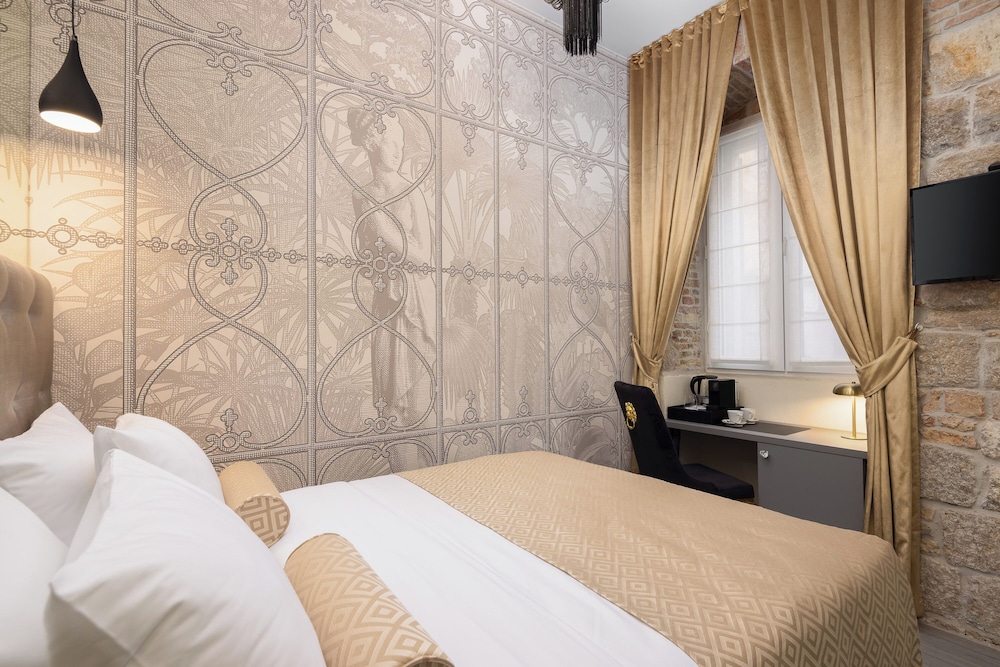 Design, Queen Bed, Courtyard View