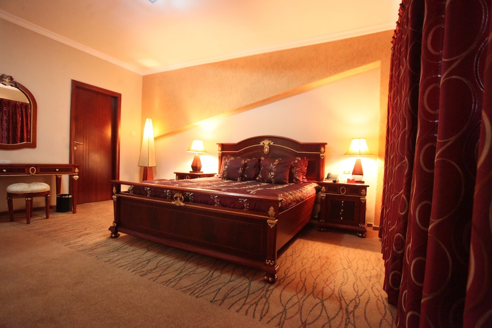 Crossroads Hotel 3/58