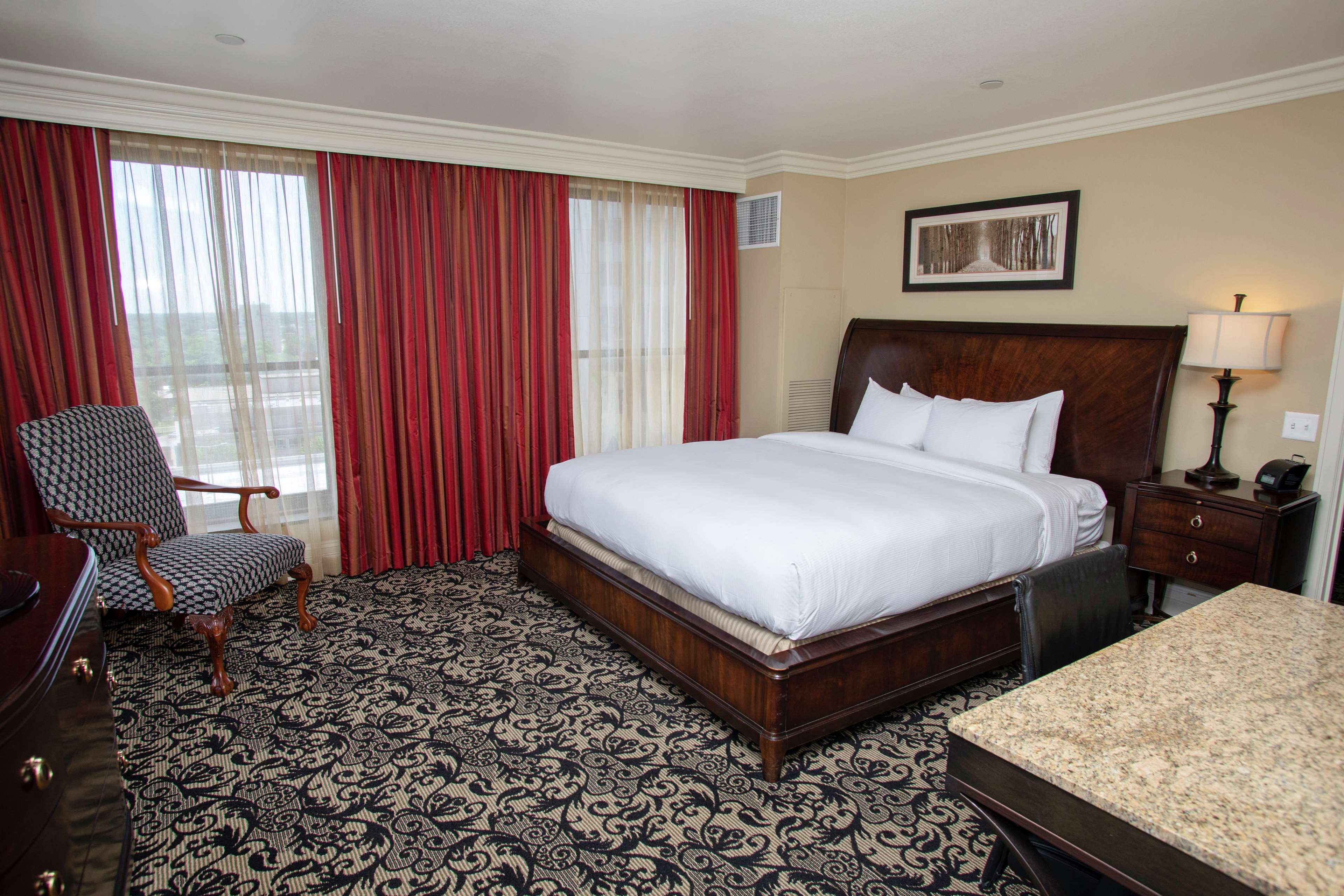 Governor, Suite, King Bed, City View