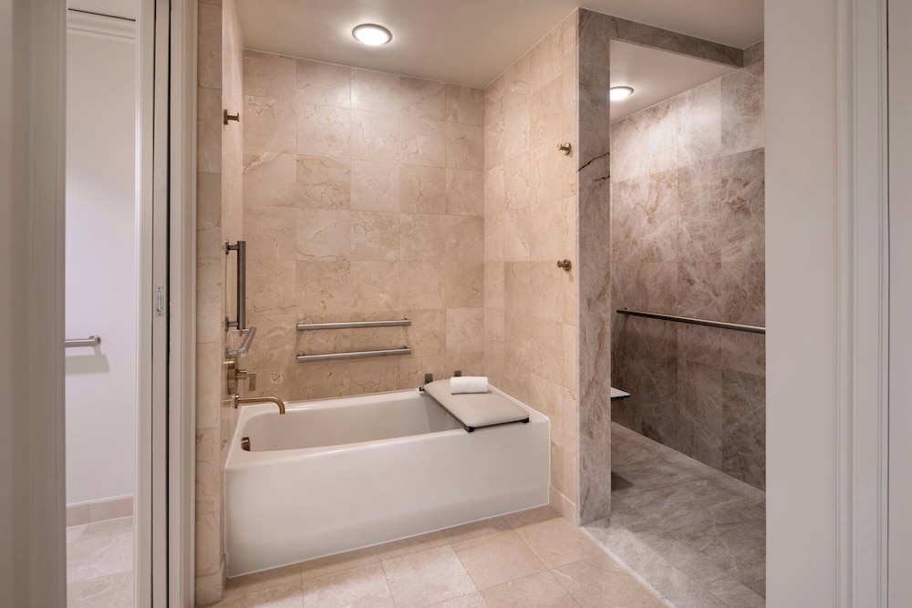 جناح تنفيذي بشرفة بغرفة نوم واحدة بإطلالة جزئية على البحر، The Ritz Carlton Key Biscayne 9/10