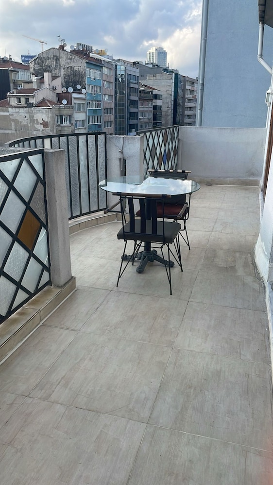 Royal Garden Suite Hotel 40/45