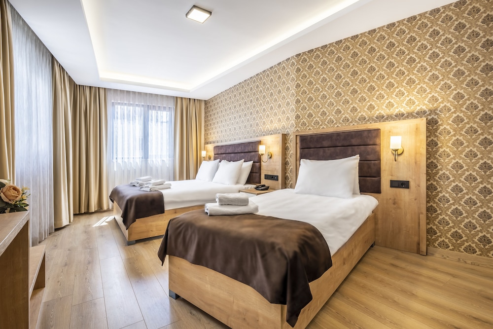 ROOM, TRIPLE