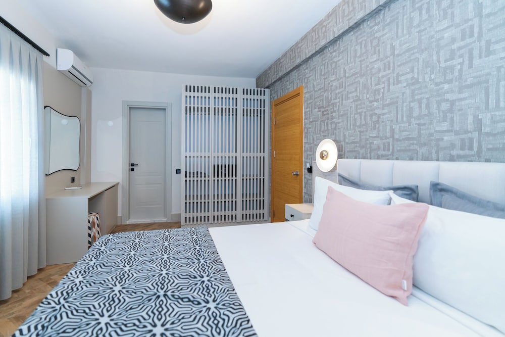 The Hotel 48 24/49