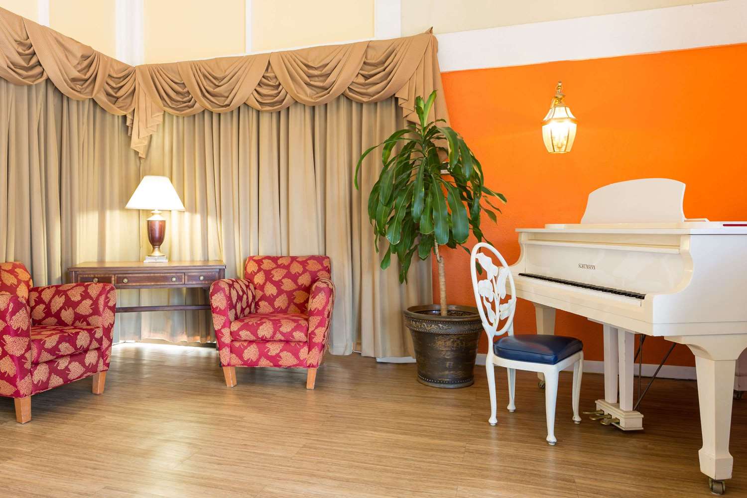 Howard Johnson By Wyndham Williamsburg 17/26