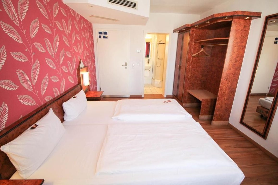 ROOM, DOUBLE BED