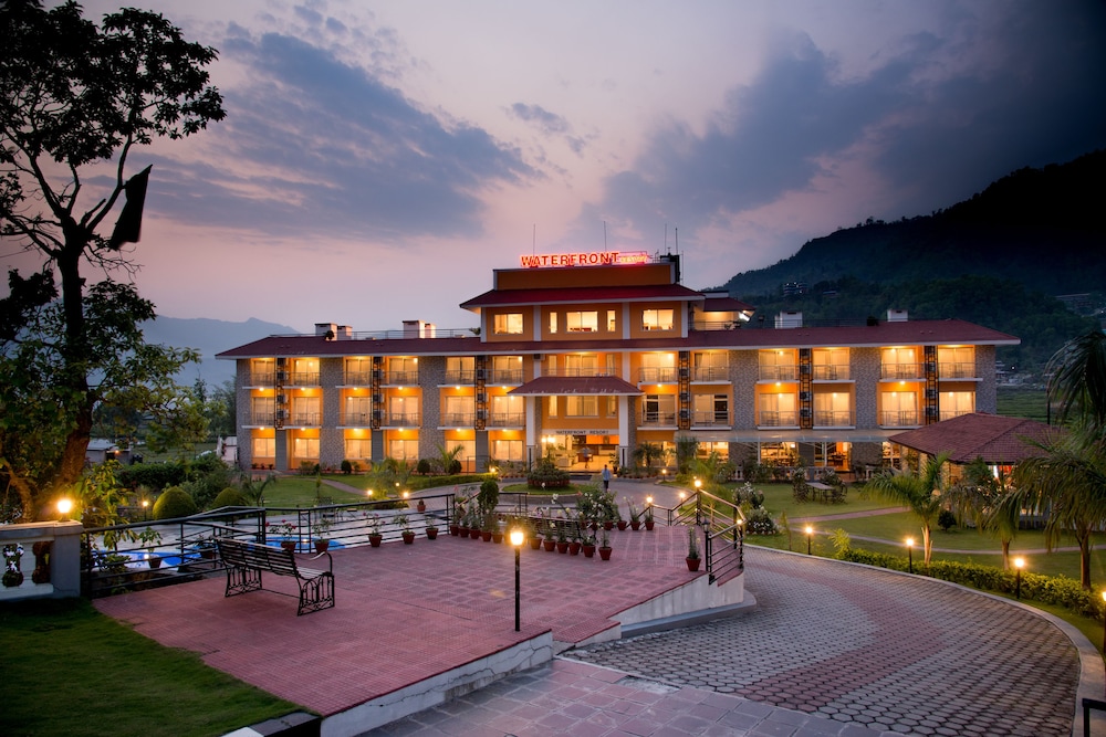 Waterfront Resort 4/50