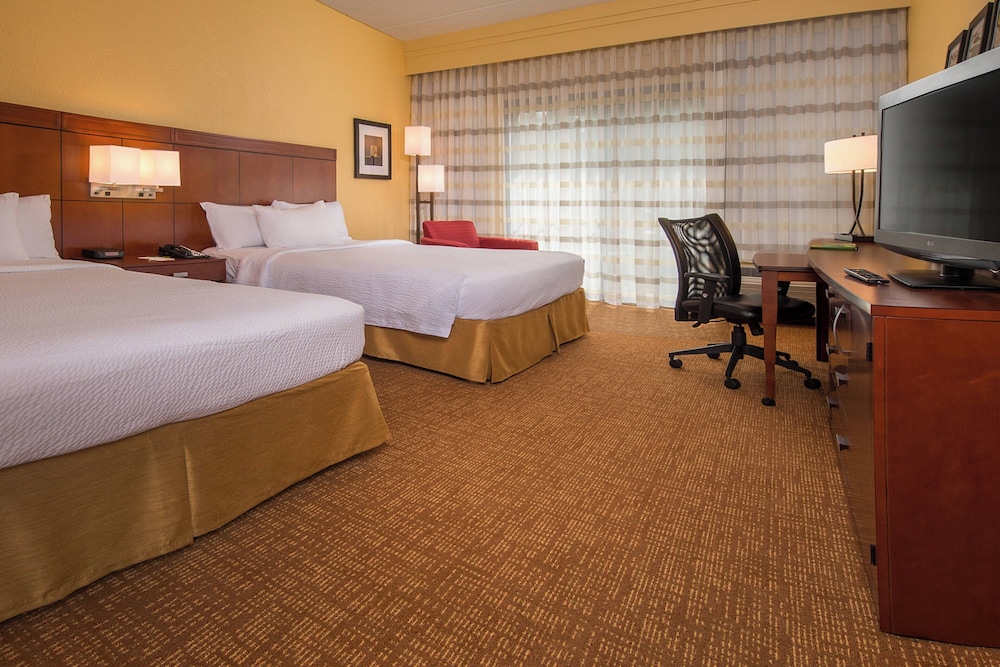 Suite, 2 Queen Beds, Sofa, Accessible