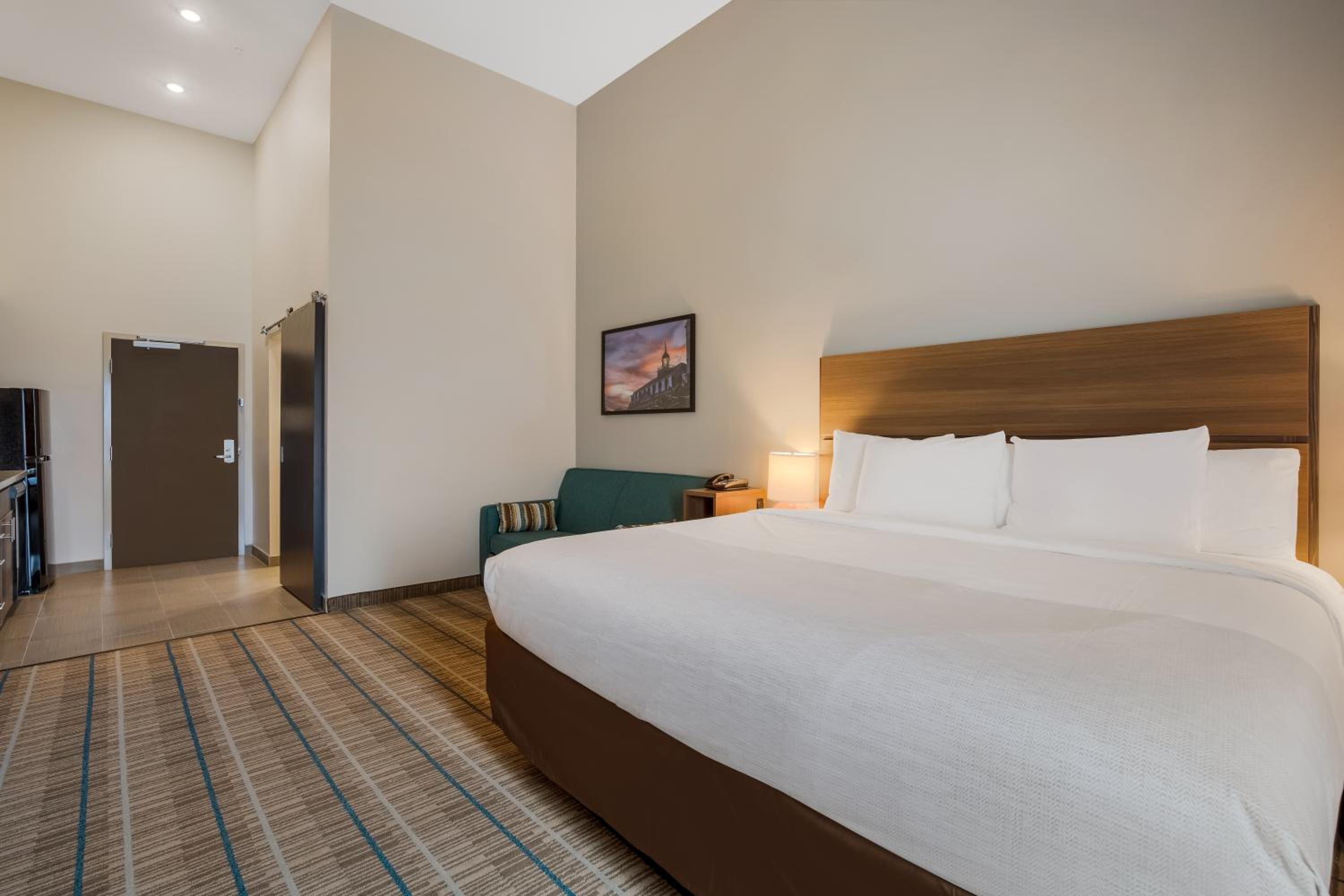 STUDIO, SUITE, KING BED, KITCHENETTE