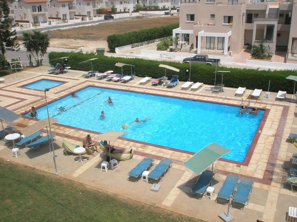 DebbieXenia Hotel Apartments 41/45