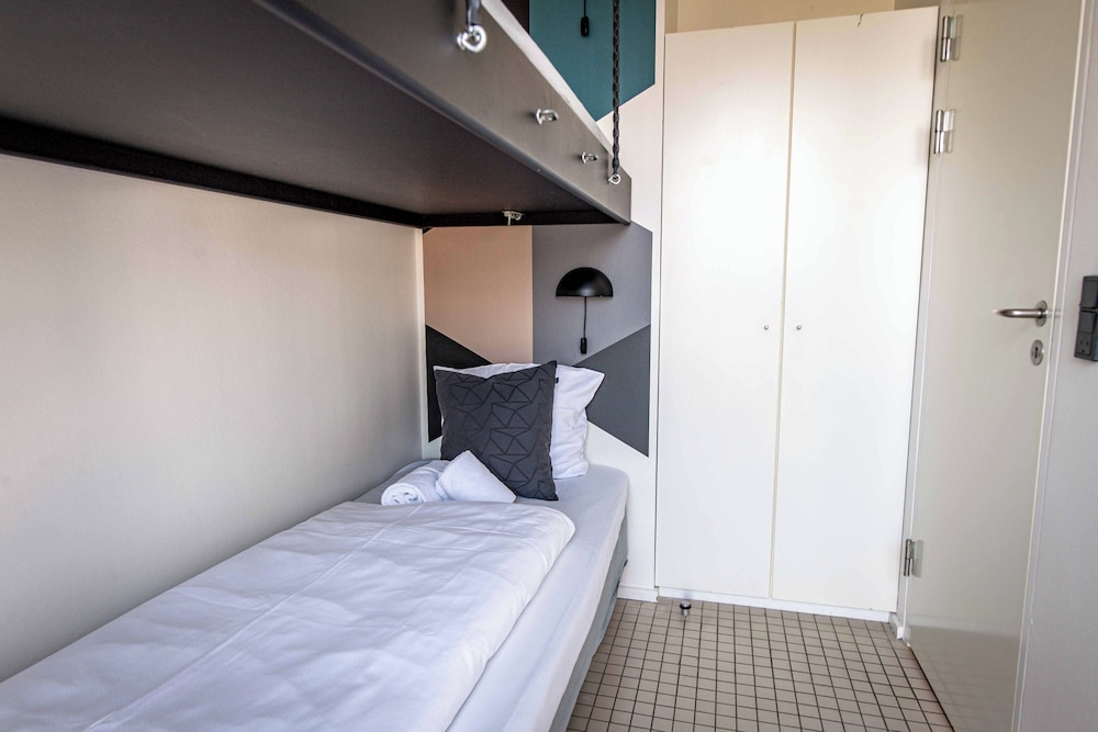 2 Bedrooms, Apartment, 4 Beds, Double and Bunk Bed, Street Side View، Kolding Hotel Apartments 3/8