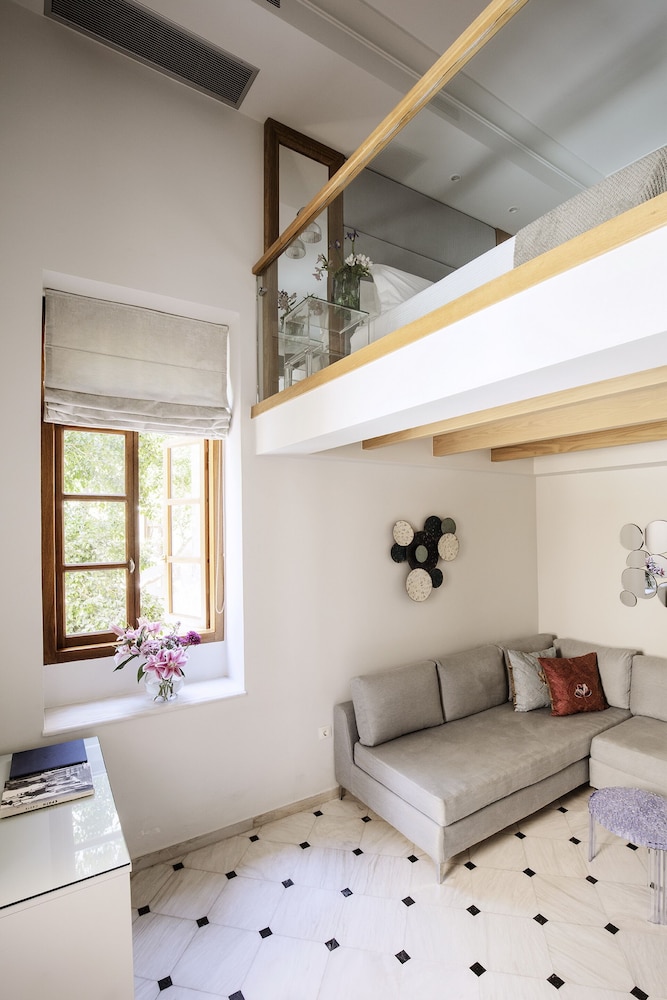 Casa Delfino Suites 68/93