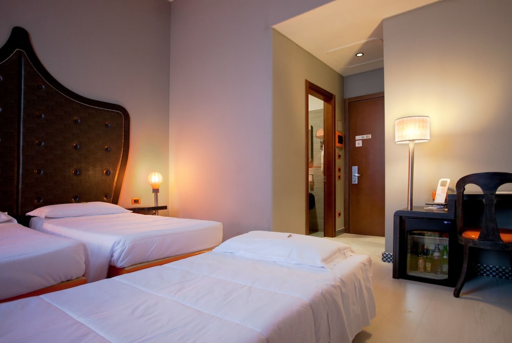 Orange Hotel 18/40