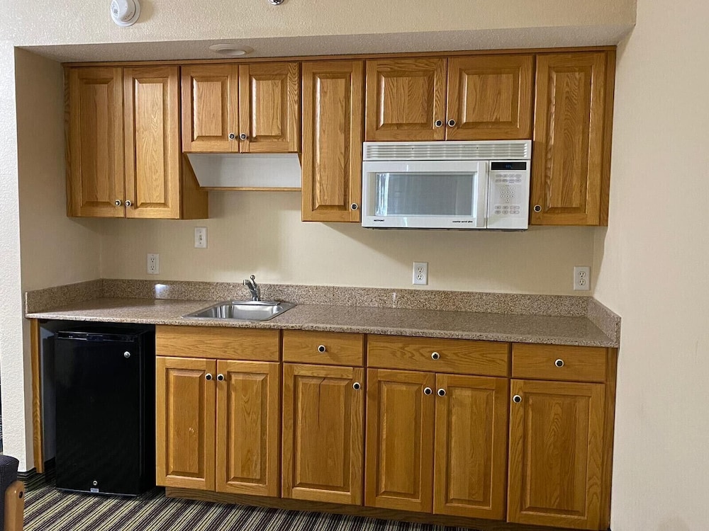 American Inn and Suites Peosta, IA 30/35