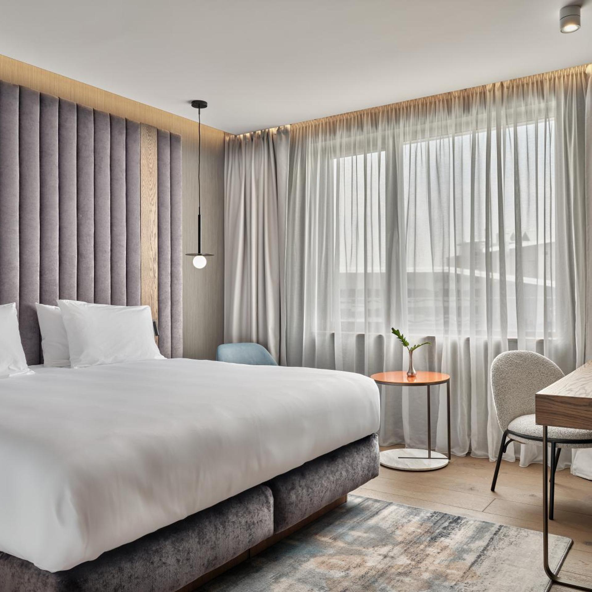 1 Bedroom, Suite, King Bed, Lake View, Lounge Access, Top Floor