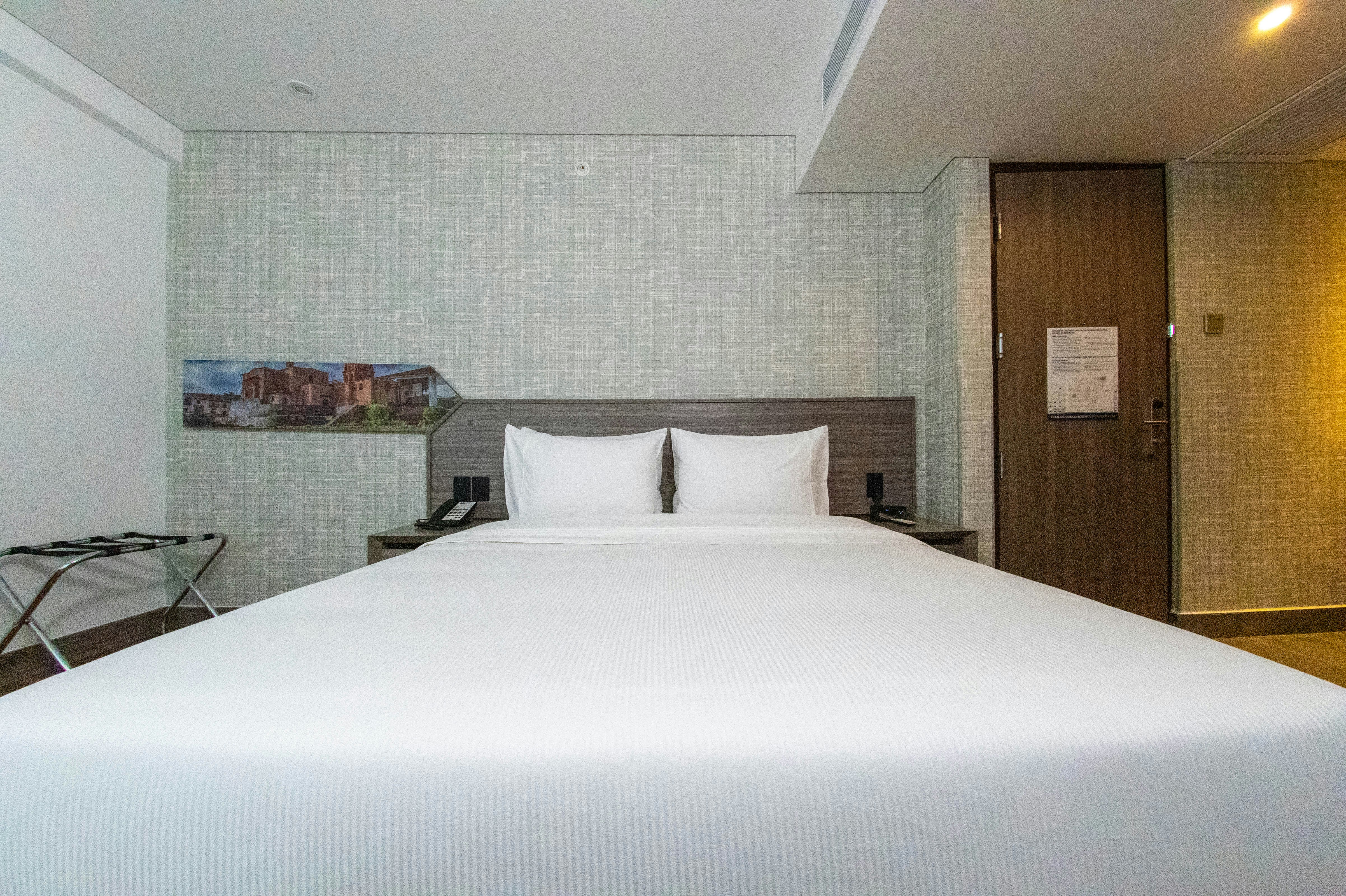 ROOM, QUEEN BED