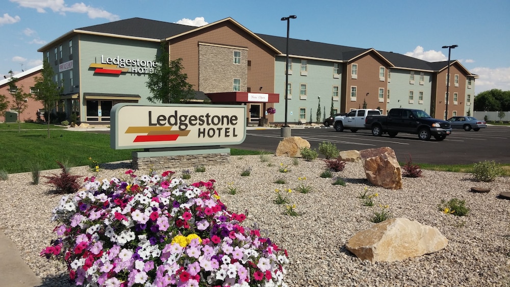 Ledgestone Hotel Vernal 60/63