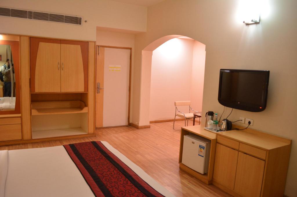 HOTEL ADITYAZ 36/41