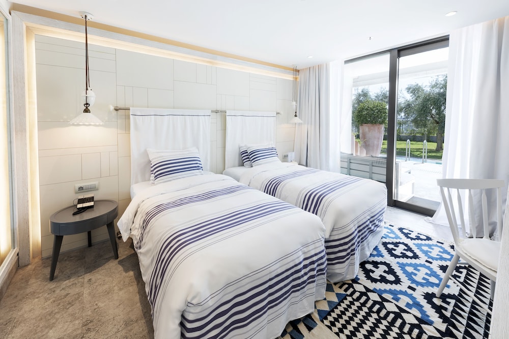 2 BEDROOMS, PRESIDENTIAL, SUITE, POOL ACCESS