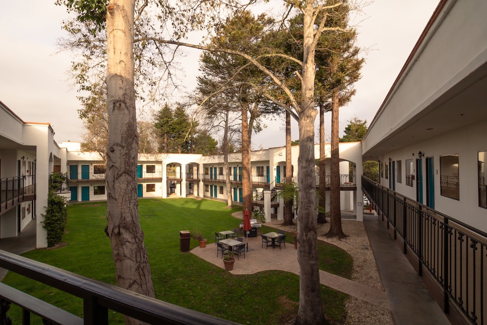 Oxford Suites Pismo Beach 30/35