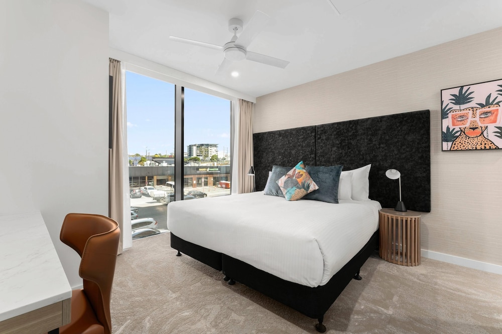 DELUXE, KING BED
