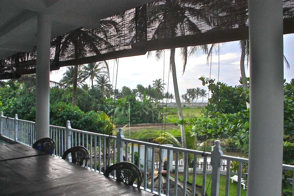 Asanka Surf House 10/40