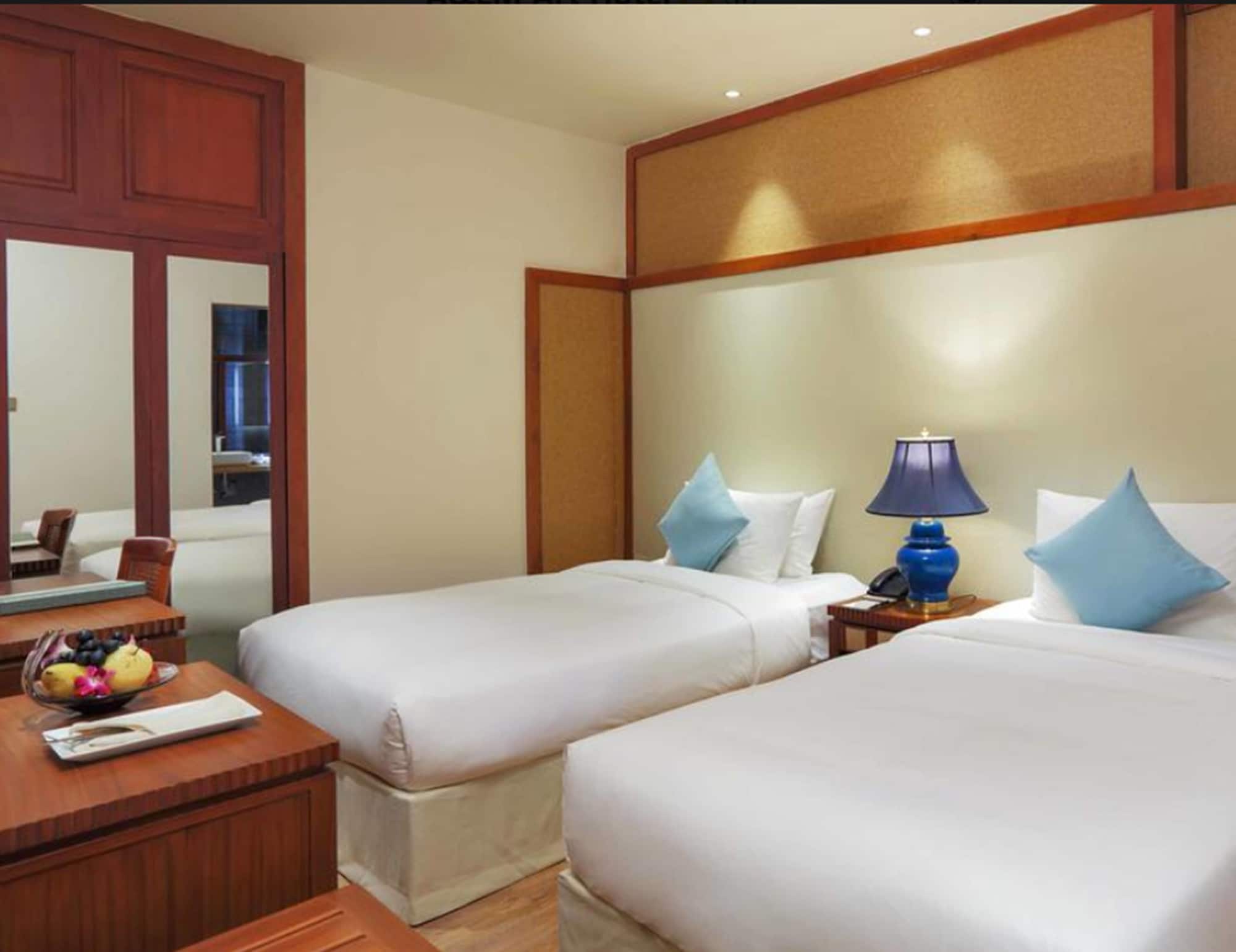 Deluxe, King Bed, No Window, A&Em Art Hotel 3/10