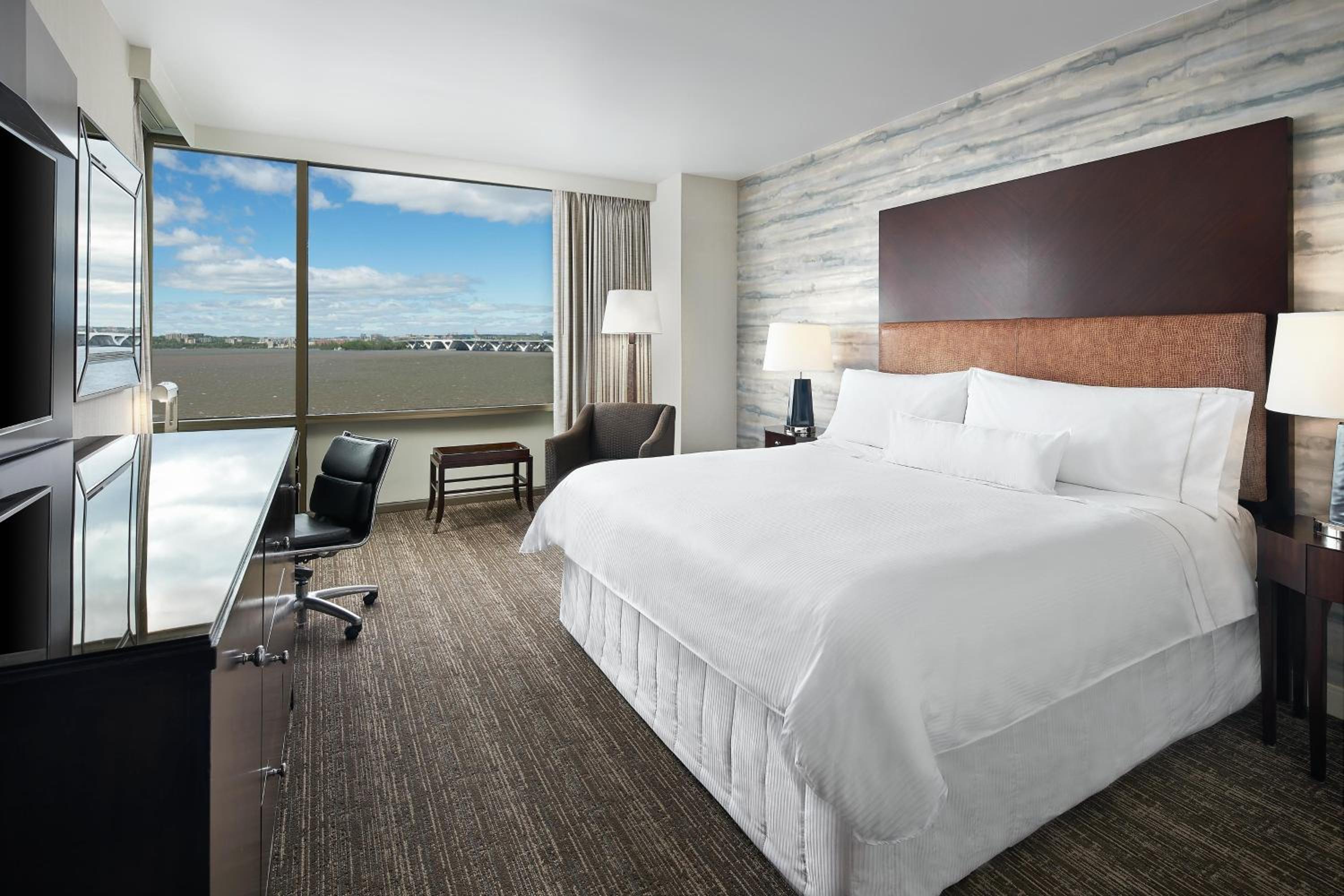 غرفة ديلوكس بسرير كينج بإطلالة على النهر، The Westin Washington National Harbor 2/7