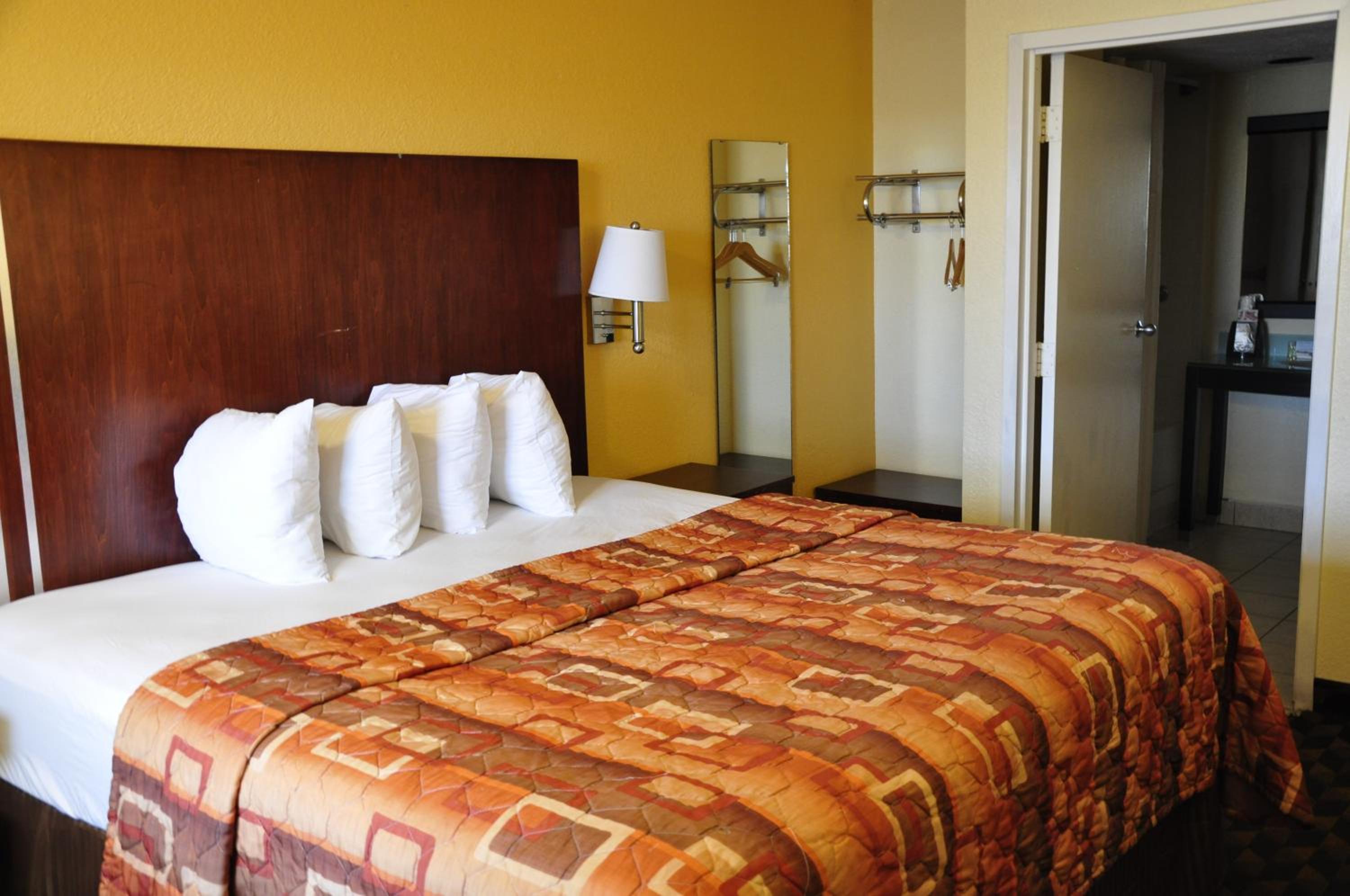 1 King Bed - Mobility Access RI Shwr Smk, Motel6 Little Rock, AR - Airport 2/8