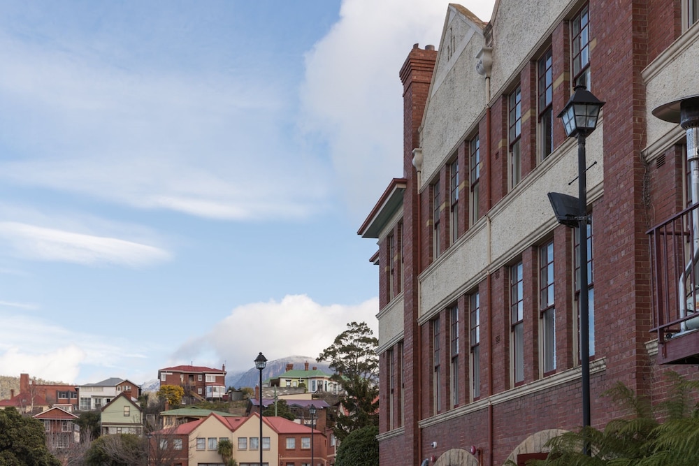 RYDGES HOBART 8/67