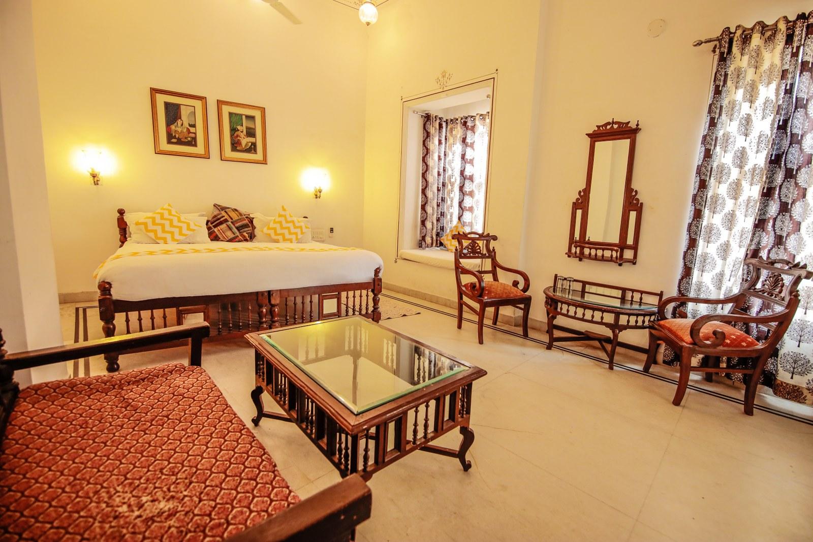 ROOM, PARTIAL LAKE VIEW
