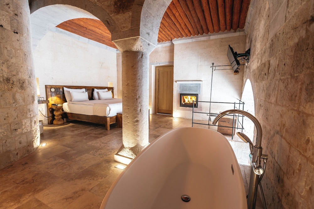 Semi Room, Suite, King Bed, with Pool