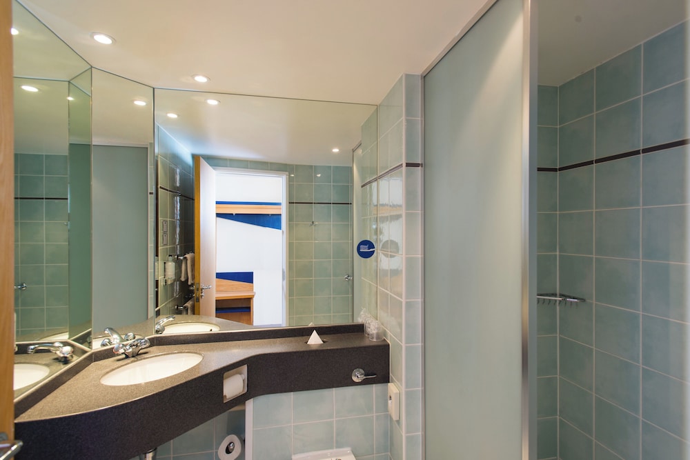 HOLIDAY INN EXPRESS BRADFORD CITY CENTRE 45/45