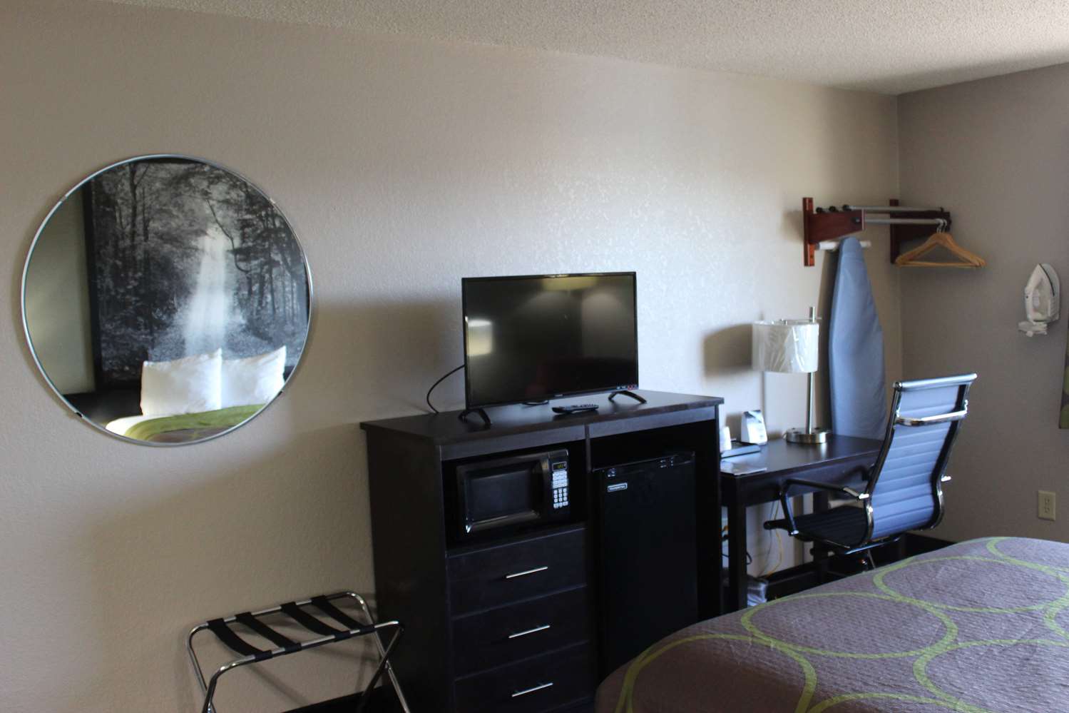 Super 8 by Wyndham Grand Rapids/Wyoming 18/21