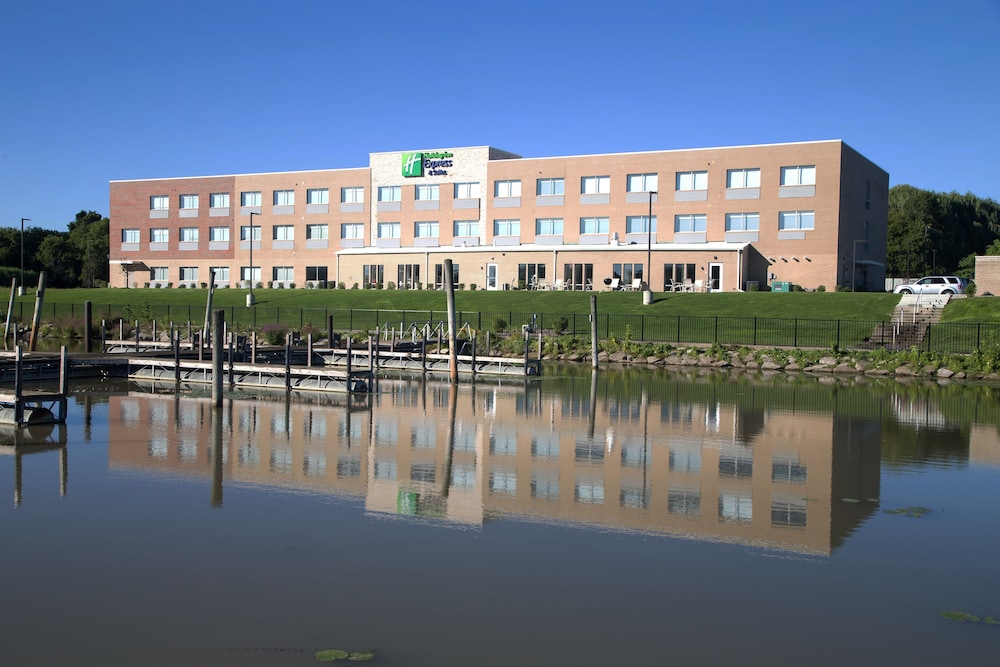 Holiday Inn Express Suites Port Huron 3/44