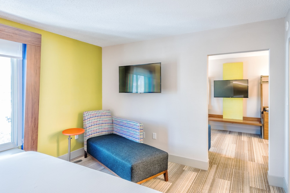 Holiday Inn Express Charleston US Hwy 17 & I-526 48/77