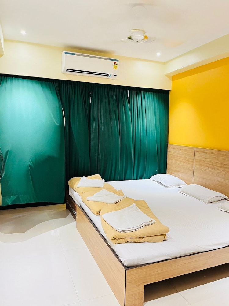 DELUXE, TRIPLE, KING BED