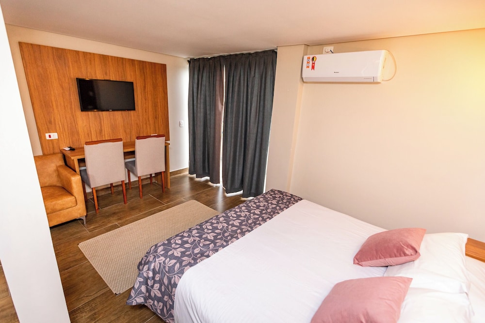 DELUXE, STUDIO, HOT TUB, CORNER