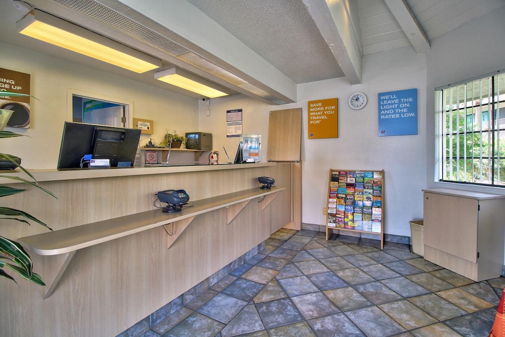 Motel6 Yuma, AZ - East 13/66