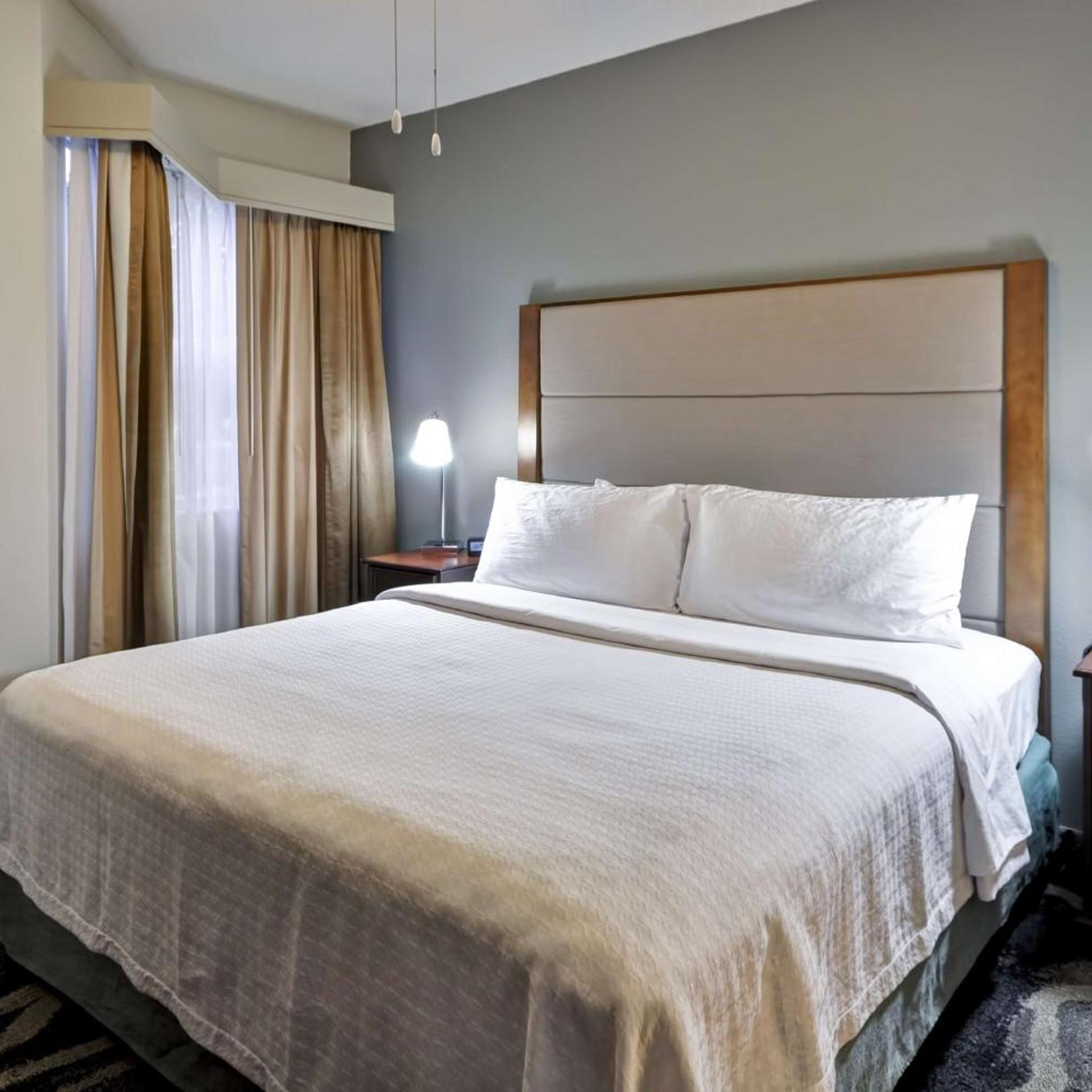 جناح بسرير كينج بغرفة نوم واحدة مع أريكة، Homewood Suites By Hilton Memphis Germantown 3/9