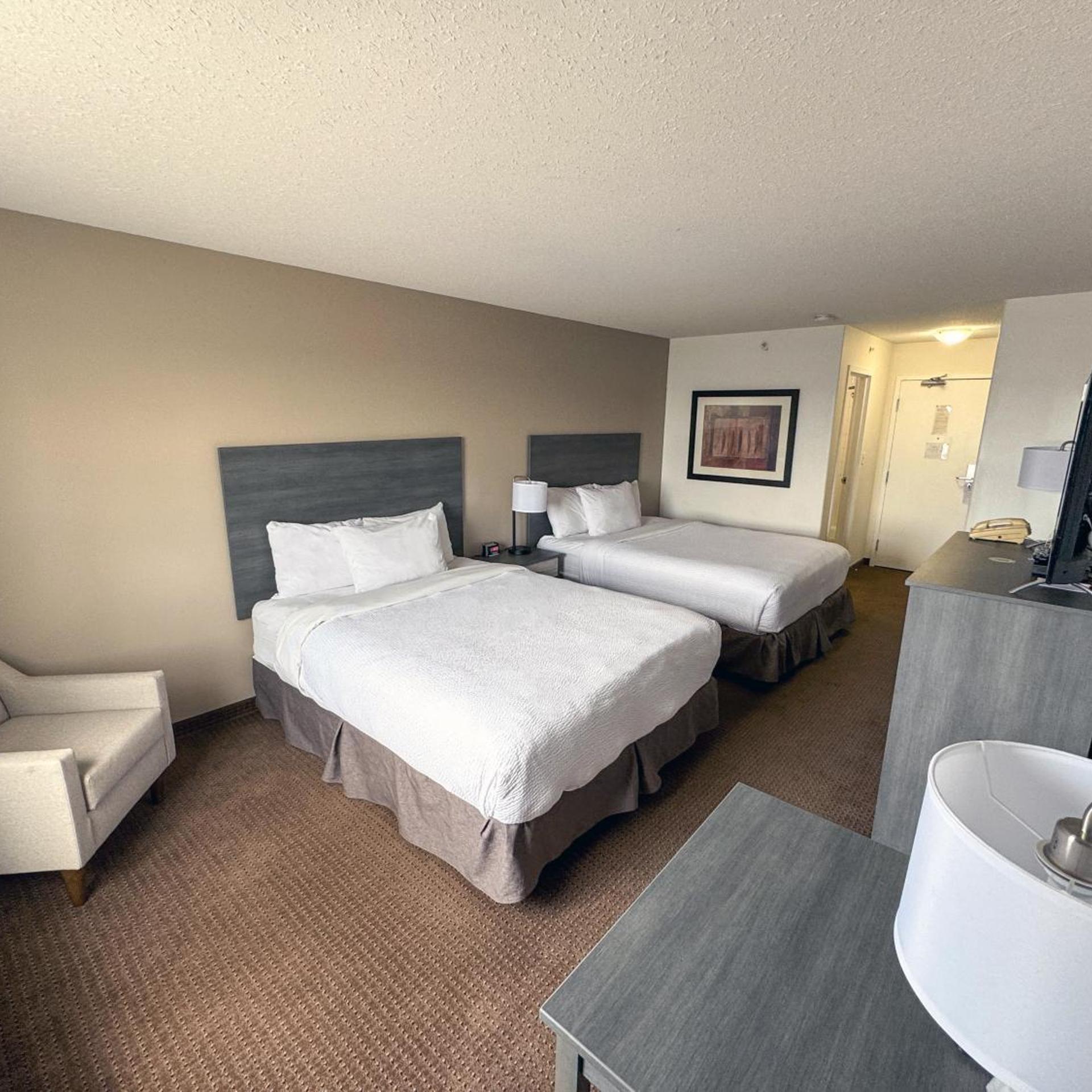 غرفة بسرير كينج وسريرين كوين، Ramada by Wyndham Sherwood Park 5/10